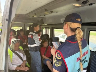 Bursa jandarma &ouml;ğrencilerin g&uuml;venli yolculuğu i&ccedil;in gece g&uuml;nd&uuml;z yollarda