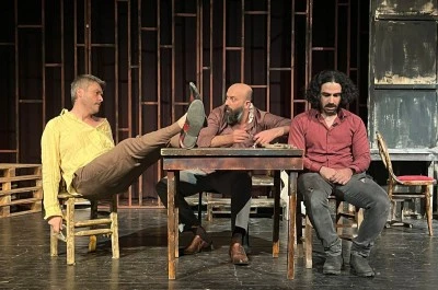 Bursa Kafa Sahne yeni sezona 'Duvarların &Ouml;tesi' oyunuyla merhaba dedi 