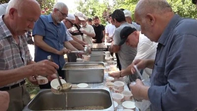 Bursa Kiremit&ccedil;i Sinanbey Cami'de bin 500 kişilik aşure ikramı