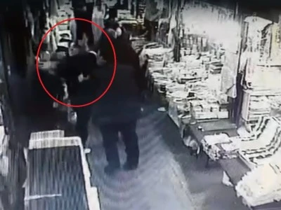 Bursa k&ouml;yl&uuml; pazarından korkun&ccedil; kavga: Kadın esnafın beli kırıldı