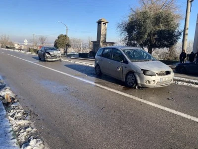 Bursa K&uuml;k&uuml;rtl&uuml; Caddesi'nde trafik kazası: 4 yaralı! 