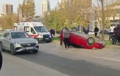 Bursa merkezde otomobil takla attı: S&uuml;r&uuml;c&uuml; ara&ccedil; i&ccedil;inde sıkıştı
