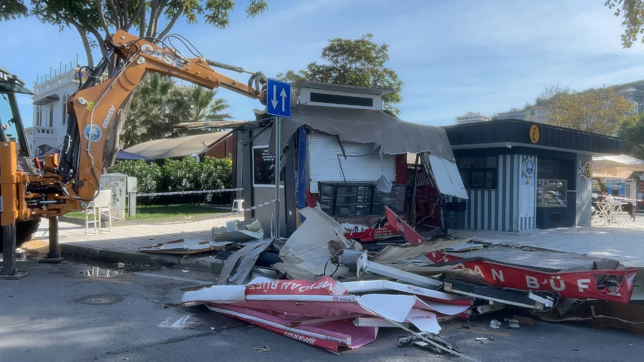 Bursa Mudanya'da meydandaki b&uuml;fe tamamen kaldırıldı