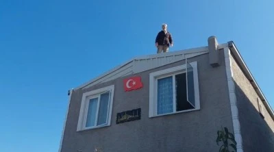 Bursa Mudanya'da olaylı yıkım: Vatandaşlar evlerin &ccedil;atısına &ccedil;ıktı