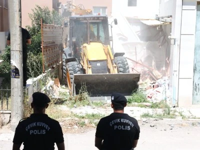 Bursa Nil&uuml;fer&rsquo;de 4 yıkım birden