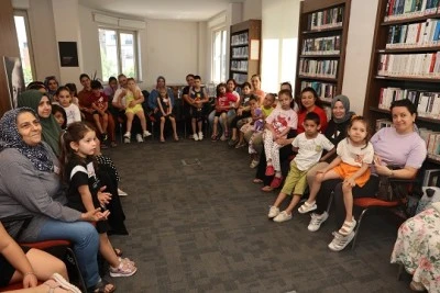 Bursa Nil&uuml;fer'de anneler ve &ccedil;ocuklar yaz tatilinde k&uuml;t&uuml;phanelerde buluşuyor