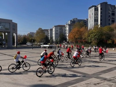 Bursa Nil&uuml;fer&rsquo;de Cumhuriyet coşkusu pedallarla sokaklara taşındı