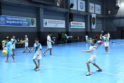 Bursa Nil&uuml;fer&rsquo;de &ldquo;Hentbol Akademisi&rdquo; a&ccedil;ıldı