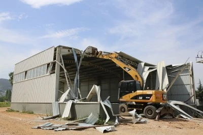 Bursa Nil&uuml;fer'de  iki ka&ccedil;ak fabrika yerle bir edildi