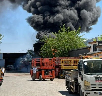 Bursa Nil&uuml;fer'de inşaat malzemesi deposunda b&uuml;y&uuml;k yangın