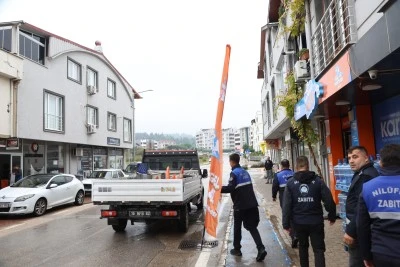 Bursa Nil&uuml;fer&rsquo;de kaldırım ve yolları işgal eden tabelalar toplandı