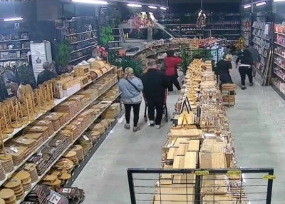 Bursa Nil&uuml;fer'de mağazaya servis aracı daldı