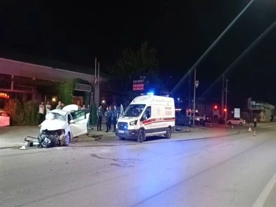 Bursa Nil&uuml;fer'de meydana gelen trafik kazasında 2 &ouml;l&uuml;, 2 yaralı