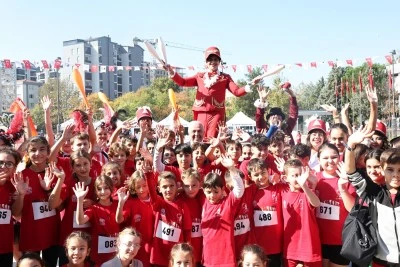 Bursa Nil&uuml;fer'de &ouml;ğrenciler Cumhuriyet i&ccedil;in koştu