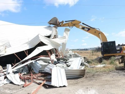 Bursa  Nil&uuml;fer'de toplam 3 bin 300 metrekarelik 3 ka&ccedil;ak yapı yıkıldı