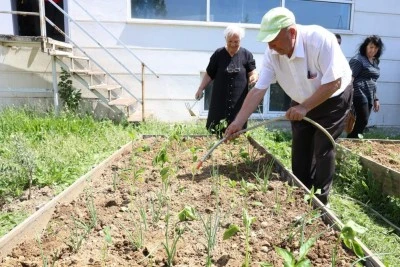 Bursa Nil&uuml;fer&rsquo;de yaşlılar fideleri toprakla buluşturdu