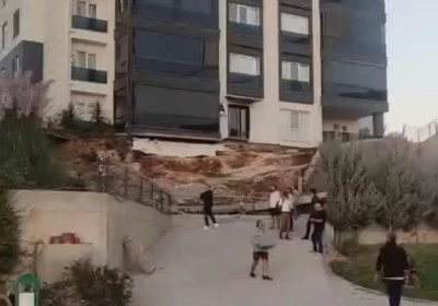 Bursa Nil&uuml;fer'de yeni yapılan sitenin istinat duvarı &ccedil;&ouml;kt&uuml;