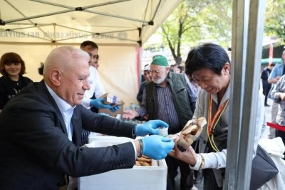 Bursa'nın 225 yıllık lezzeti vatandaşlara &uuml;cretsiz dağıtıldı