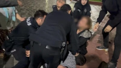 Bursa'nın en eski semtinde polisten pompalı t&uuml;feği ka&ccedil;ırmaya &ccedil;alışıp, direndiler! 