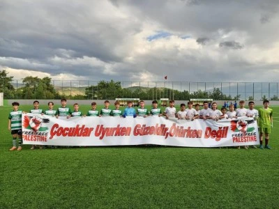 Bursa'nın gen&ccedil; futbolcularından d&uuml;nyaya barış mesajı