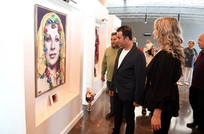 Bursa&rsquo;nın ipek b&ouml;ceği kozaları usta oyuncuların fotoğraflarını s&uuml;sledi