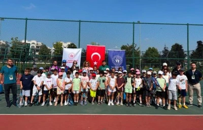 Bursa'nın k&uuml;&ccedil;&uuml;k dev raketleri kortta buluştu