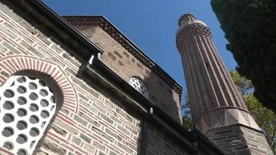 Bursa'nın tarihi camisinde sıvalar aktı 550 yıllık tarih ortaya &ccedil;ıktı