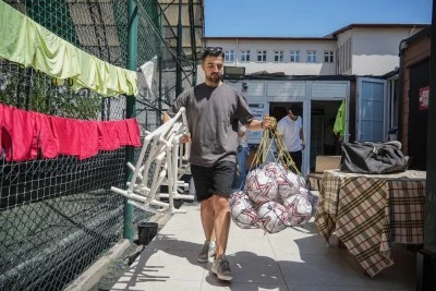 Bursa'nın tarihi futbol kul&uuml;b&uuml; Vakıflar Genel M&uuml;d&uuml;rl&uuml;ğ&uuml; tarafından kapının &ouml;n&uuml;ne koyuldu