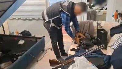 Bursa'nın &uuml;&ccedil; b&uuml;y&uuml;k il&ccedil;esinde &ccedil;ok sayıda silah ve m&uuml;himmat ele ge&ccedil;irildi