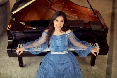 Bursa'nın yetiştirdiği gen&ccedil; sanat&ccedil;ı Arya Su G&uuml;len&ccedil;, Almanya'da adından s&ouml;z ettirdi