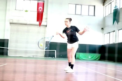 Bursa Osmangazi&rsquo;de 19 Mayıs&rsquo;a &ouml;zel d&uuml;zenlenen tenis turnuvası start aldı