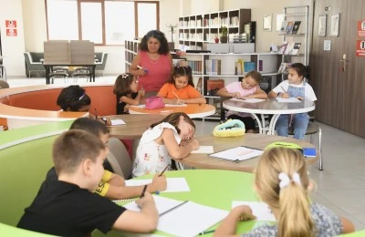 Bursa Osmangazi'de &ccedil;ocuklar oyunlar oynayarak yazma alışkanlığı kazanıyor
