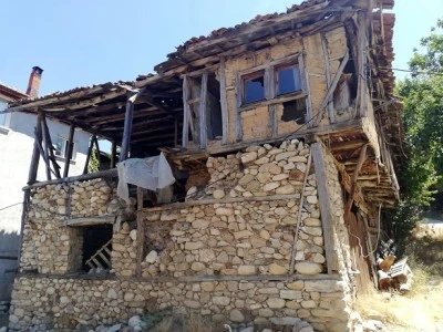 Bursa Osmangazi'de g&uuml;venliği tehdit eden yapılar yıkılıyor