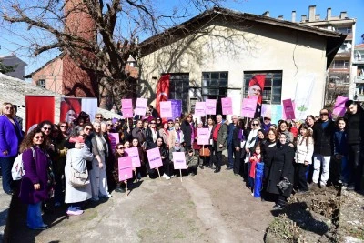 Bursa Osmangazi'nin tarihi mekanında 'Kadın Emeği Almanağı' s&ouml;yleşisi ve sergisi