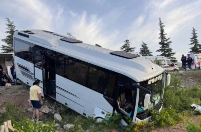 Bursa plakalı tur midib&uuml;s&uuml; ile şehirler arası yolcu otob&uuml;s&uuml; &ccedil;arpıştı: 28 yaralı! 