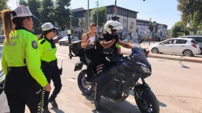 Bursa polisi dakikalarla yarışarak &ouml;ğrenciyi sınava yetiştirdi