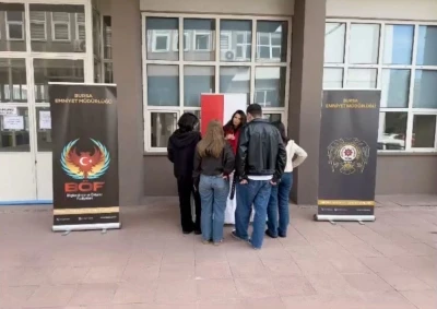 Bursa polisi, okul okul gezerek &ouml;ğrencileri bilgilendirdi