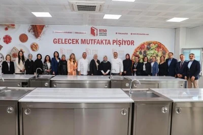 Bursa protokol&uuml;n&uuml;n eşleri BTSO Mutfak Akademi'ye katıldı
