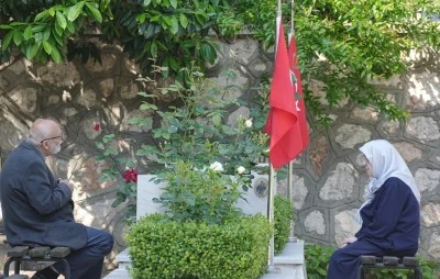 Bursa şehitliğinde duygu dolu anlar