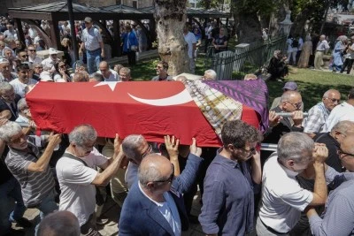 Bursa siyasetinin &ouml;nemli ismi Prof. Dr. Lale Karabıyık son yolcuğuna uğurlandı