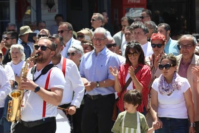 Bursa, Tirilye Zeytin &Ccedil;i&ccedil;eği Festivali renkli g&ouml;r&uuml;nt&uuml;lerle başladı