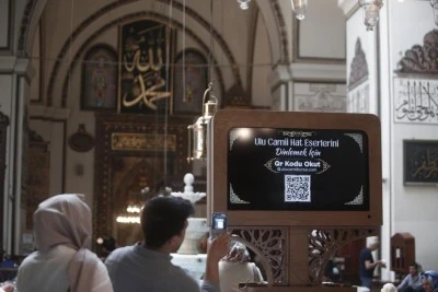 Bursa Ulu Cami'de yer alan hat eserleri dijital ortamda