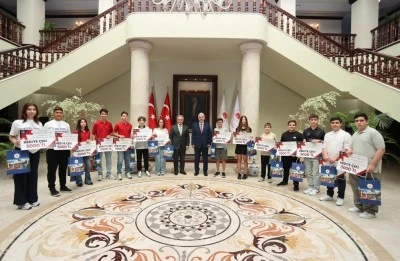 Bursa Valisi Erol Ayyıldız LGS şampiyonlarını kabul etti 