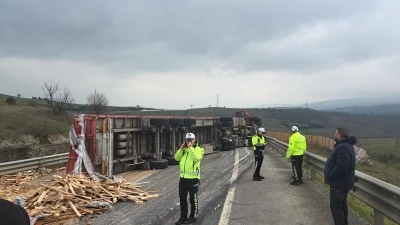 Bursa-Yalova Yolu S&uuml;p&uuml;rgelik Mevkii kaza nedeniyle kapandı