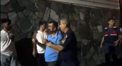 Bursa yangınında hırsızlık yaptığı iddia edilen şahıs tekme-tokat d&ouml;v&uuml;ld&uuml;