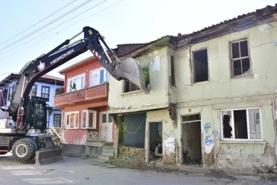Bursa Yenişehir Belediyesi metruk binaları yıkıyor