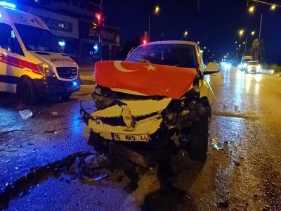 Bursa Yıldırım'da 2 otomobil &ccedil;arpıştı: 7 yaralı