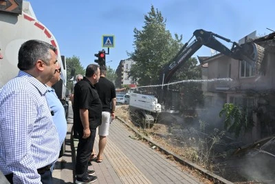 Bursa Yıldırım'da kentsel d&ouml;n&uuml;ş&uuml;m kapsamında 63 yapı ve 120 bağımsız b&ouml;l&uuml;m&uuml;n&uuml;n yıkımına başlandı