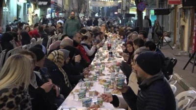 Bursa, Zafer Mahallesi ve Namık Kemal Mahallesi gen&ccedil;lerinin d&uuml;zenlediği sokak iftarına 4 bin 500 kişi katıldı