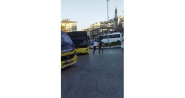 Bursa&rsquo;da trafikte sinirler gergin...Yol verme y&uuml;z&uuml;nden bı&ccedil;ak &ccedil;ekti